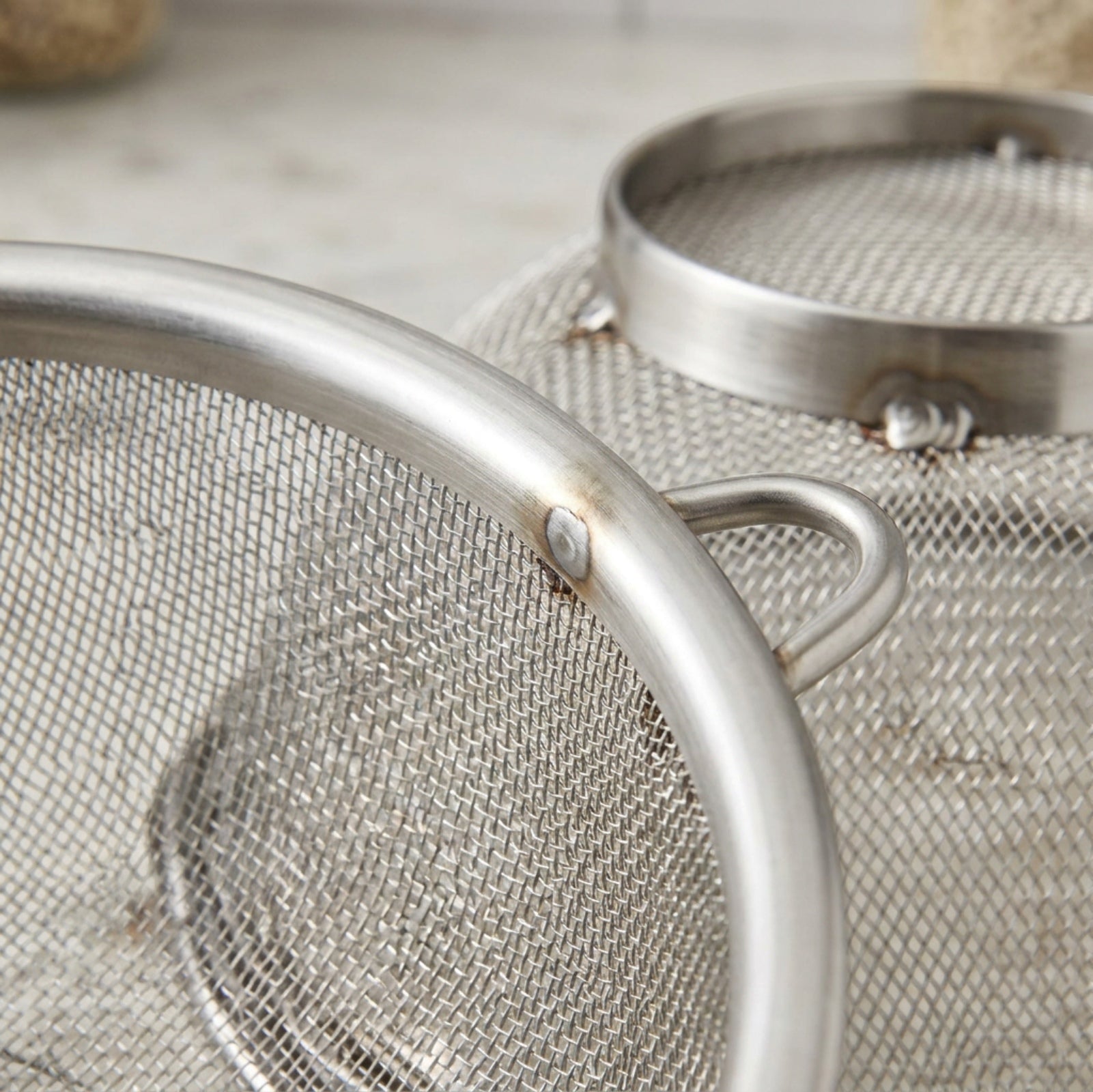 Tidie Rimnest Deep Stainless Mesh Colander Basket 9.5 in - Detail view